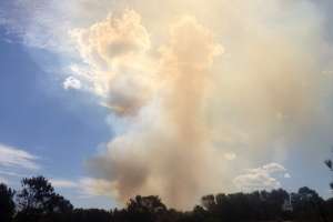 Bomberos trabajan para controlar incendio en Punta Negra