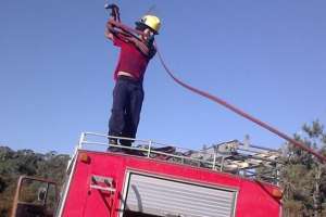 Bomberos combatió incendio forestal en Punta Negra, que amenazó a 10 viviendas