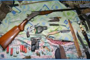 Armas y drogas incautadas tras allanamiento en fincas de Maldonado 