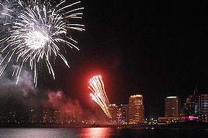 Miles de personas recibieron el año en Punta del Este con un show de fuegos artificiales