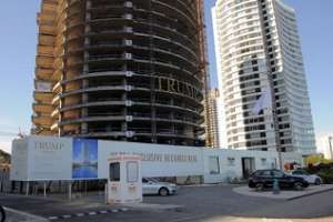 Sacaron la gigantografía de Trump del edificio que se construye en Punta