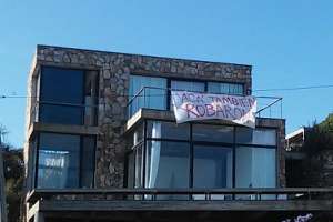 "Acá también robaron": argentinos molestos ponen pancartas en Punta Piedras