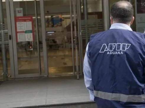 Hay operativos del gobierno argentino en las “cuevas” donde se vende el “dólar blue”
