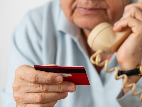 Estafó a una anciana con más de $70.000 y tenía 21 denuncias por delitos similares; no irá a prisión