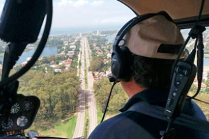 Helicópteros policiales patrullan la costa seis veces al día en apoyo al programa Verano Azul