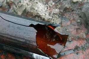 Botellazo y ladrillazo en la cabeza a su ex: fue procesada