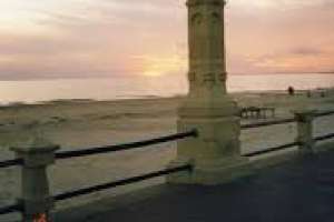 Se investigan las causas por las cuales un joven cayó desde una baranda en la rambla de Punta Fría