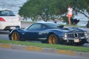 Por grabarlo, chocaron coche valuado en un millón y medio de dólares en Punta del Este