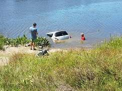  La caída de un auto con cuatro personas a las aguas fue en arroyo José Ignacio y no en Laguna Garzón