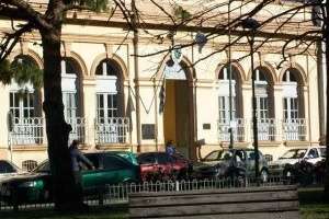 Se llevó un celular que dejaron olvidado en un baño público y fue emplazado