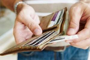 Pidió un aventón, le quitó la billetera al conductor del auto y lo detuvieron