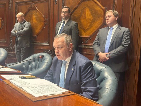 Álvaro Delgado renunció a su banca en el Senado