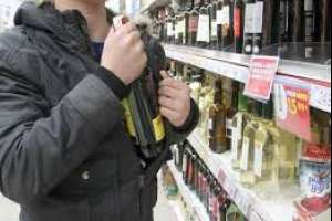 Procesado por robar una botella de whisky