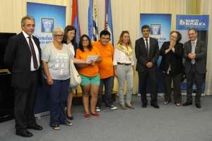 Funcionarios del BROU y la Fundación Banco República donaron fondos a dos ONG de Maldonado