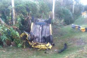 Un conductor fue rescatado por Bomberos, en estado grave, tras volcar en Balneario Solís