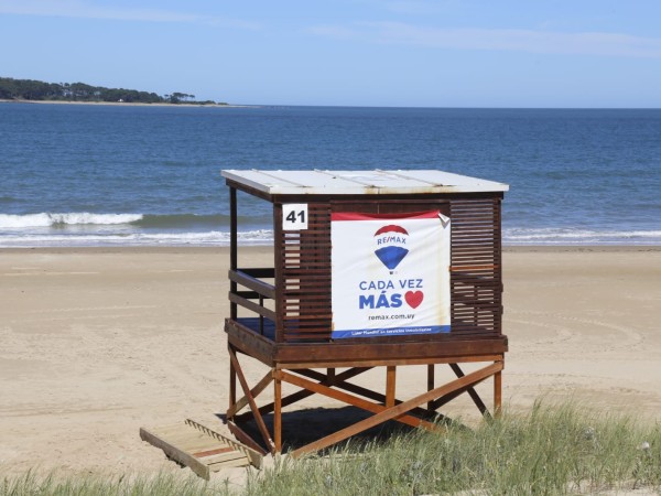 Temporada estival en Maldonado: ¿Cuántas casetas se instalarán y qué cantidad de guardavidas trabajarán?