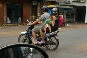 Reclaman campaña de concientización para evitar que se transporten niños en las motos 