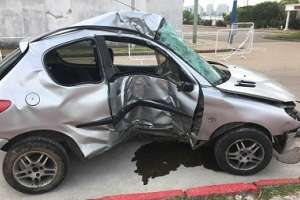 Falleció joven conductor que impactó contra un árbol