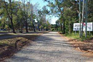 Pavimentan una calle de servicio paralela a la avenida Roosevelt