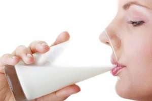 Denuncian que la leche llega a los hogares en mal estado