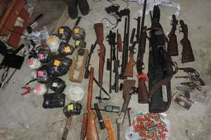 Policía incauta gran arsenal, droga y dinero en aguantadero de San Carlos: "lo encontré en el arroyo"