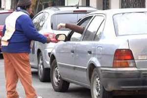 Estará prohibido cobrar: fijan requisitos para cuidar autos en Maldonado