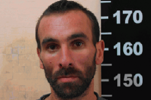 Procesado con prisión por dos delitos de hurto y violación de domicilio