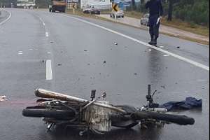 Motociclista grave tras chocar con un camión