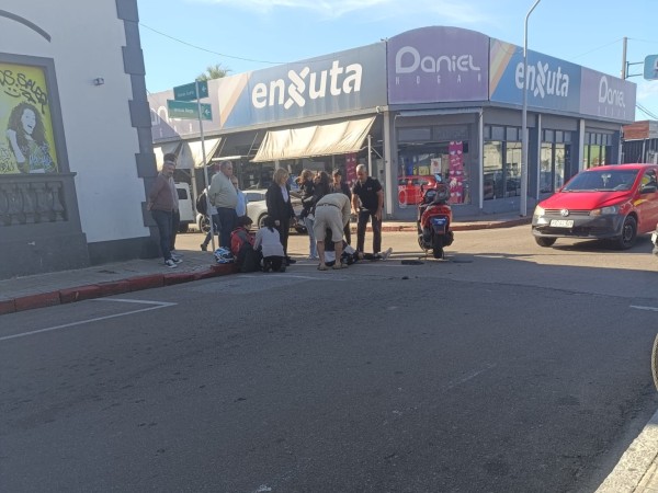Motociclista resultó lesionada tras colisión con un auto