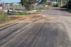 Colocan y compactan balasto en Camino El Pantanal