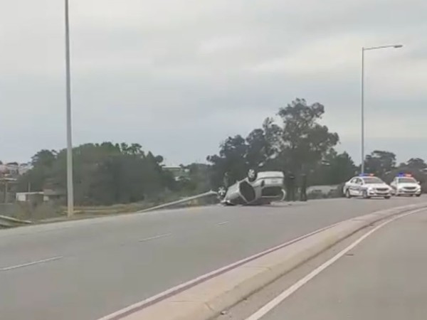 Auto volcó y se estrelló contra columna en la Perimetral; una mujer lesionada