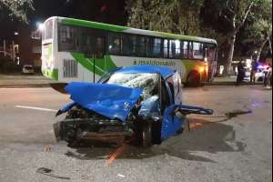 Una mujer herida tras violenta colisión entre ómnibus y auto 