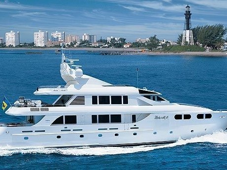 El lujoso yate del "Lobo de Wall Street" fue remolcado en la Bahía de Maldonado