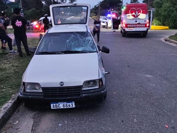 Motociclista en estado grave tras colisionar con un automóvil