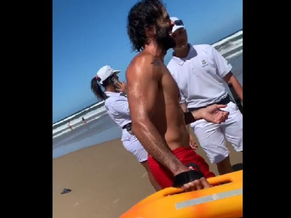 Guardavidas cortaron una entrevista en vivo para rescatar a bañistas en Playa Brava