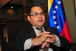 Embajador Chirino llega a Maldonado y responde sobre la situación en Venezuela