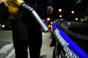 Estaciones recargan y no se prevé falta de naftas este fin de semana