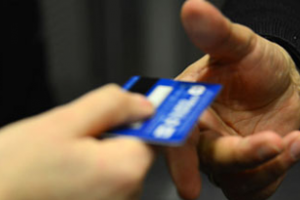 Tarjetas de débito: aranceles máximos para comercios serán de 1,5 % a fin de año