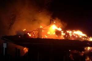 Bomberos combaten incendio en Zona Oeste
