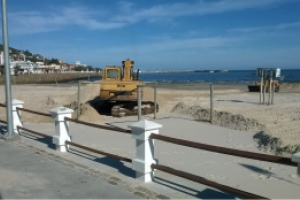 Retiran en Piriápolis la arena acumulada contra murallones