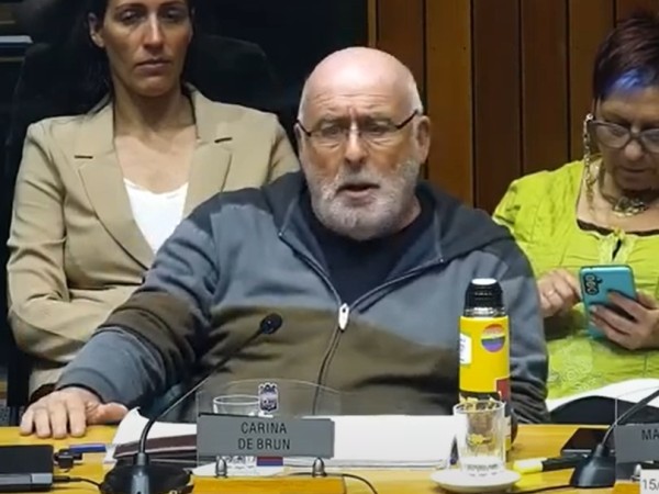De los Santos le dijo a Correa que "se deje de embromar" con "dirigirse a la mesa"