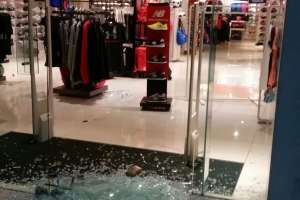Importante robo de más de cien prendas de vestir en San Carlos