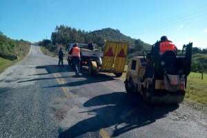 Ejecutan tareas de bacheo en un tramo de la Ruta 12