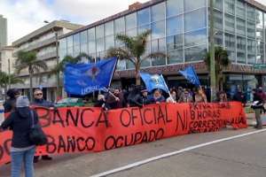 Bajo protesta del sindicato, BROU cerró atención al público en sucursal de Punta del Este