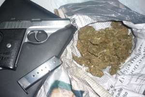 Amplio operativo: incautaron drogas y armas y cinco personas fueron procesadas