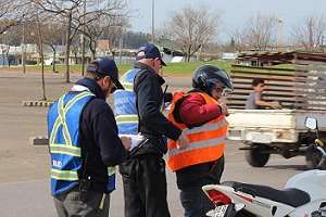 Comenzó la distribución gratuita de chalecos reflectivos: a fin de mes comenzarían a multar