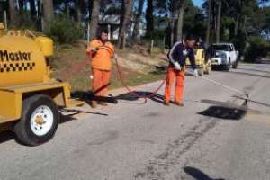 Advierten que se realizan tareas de bacheo en la zona del Club del Lago