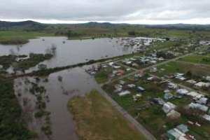 Militares entregan colchones y frazadas a los damnificados por el temporal