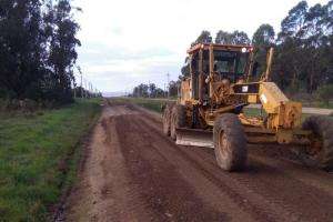 Continúa la reparación de caminos dañados en zona oeste de Maldonado