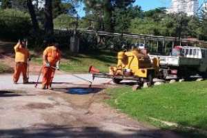Realizan tareas de bacheo en el barrio San Rafael